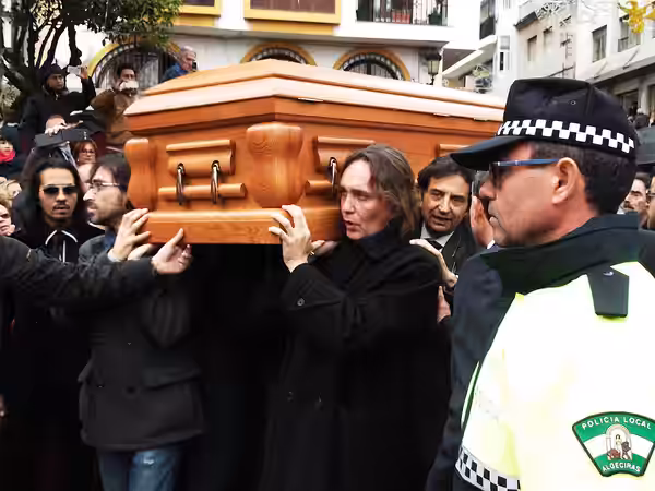 Familiares y amigos de Paco de Lucía portan su ataúd camino a la misa funeral por el guitarrista en la iglesia de Nuestra Señora de la Palma de Algeciras el 1 d (2014)