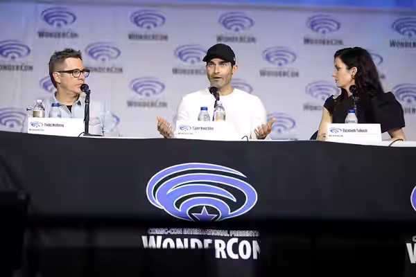Todd Helbing, Tyler Hoechlin and Elizabeth Tulloch speaking at the 2022 WonderCon, for "Superman &amp; Lois", at the Anaheim Convention Center in Anaheim, Calif