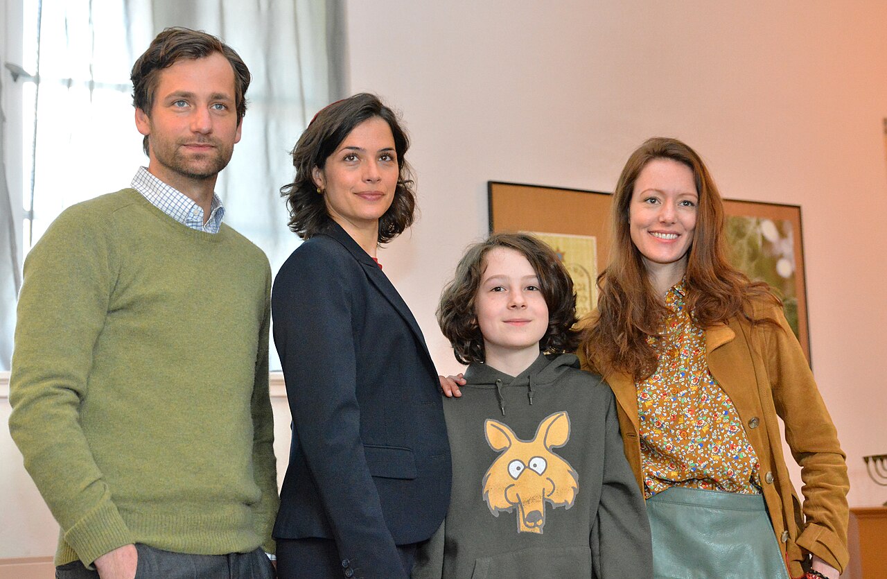 Die Hauptdarsteller der Komödie Simon sagt auf Wiedersehen zu seiner Vorhaut bei einem Fototermin von links nach rechts: Florian Stetter (Frank) Catherine De Lé (2015)