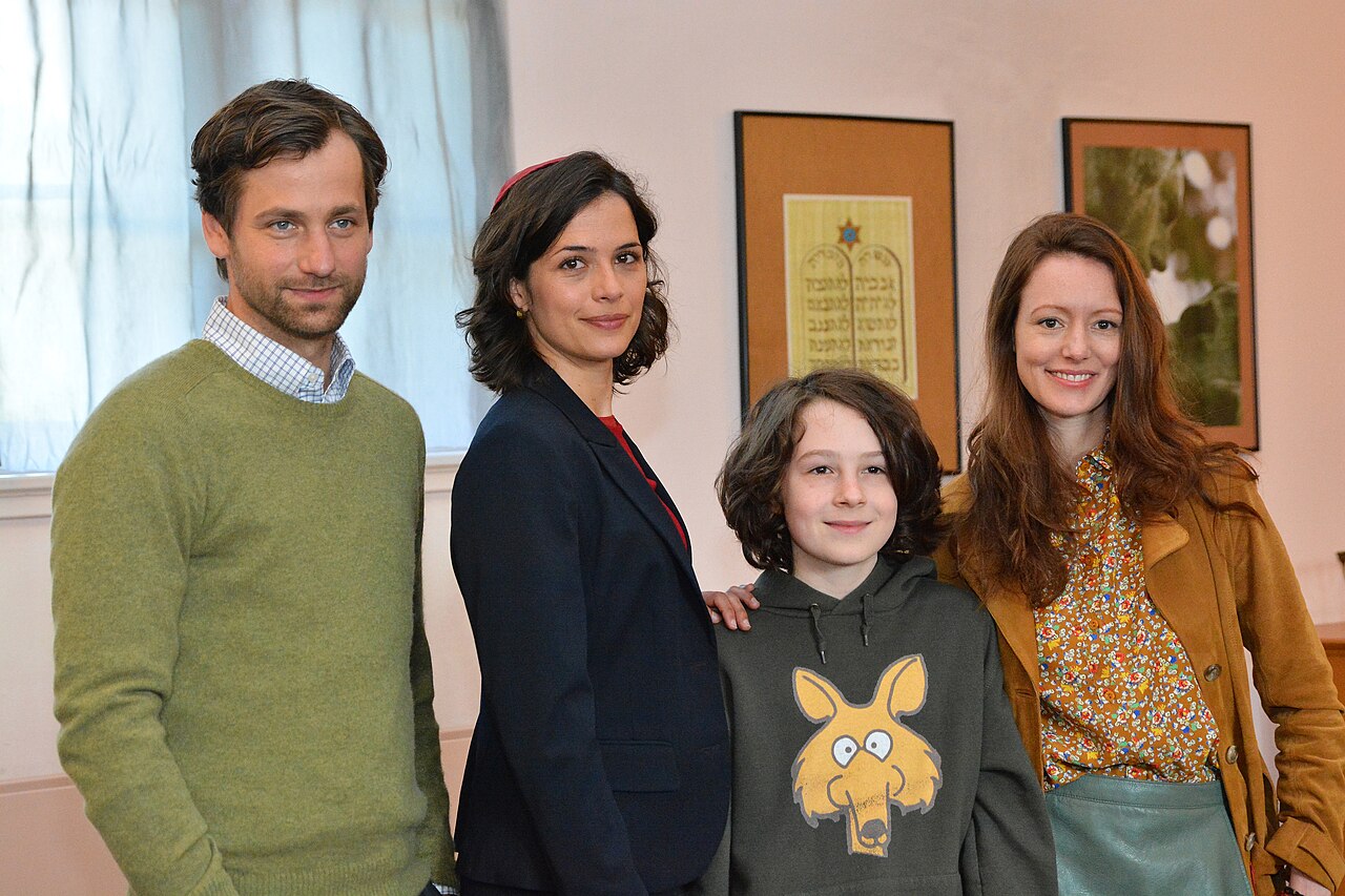 Die Hauptdarsteller der Komödie Simon sagt auf Wiedersehen zu seiner Vorhaut bei einem Fototermin von links nach rechts: Florian Stetter (Frank) Catherine De Lé (2015)