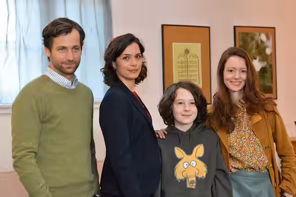 Die Hauptdarsteller der Komödie Simon sagt auf Wiedersehen zu seiner Vorhaut bei einem Fototermin von links nach rechts: Florian Stetter (Frank) Catherine De Lé (2015)