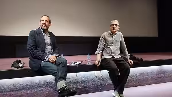 Éric Rochant présentant "Les Patriotes" à la Cinémathèque française en mai 2023.