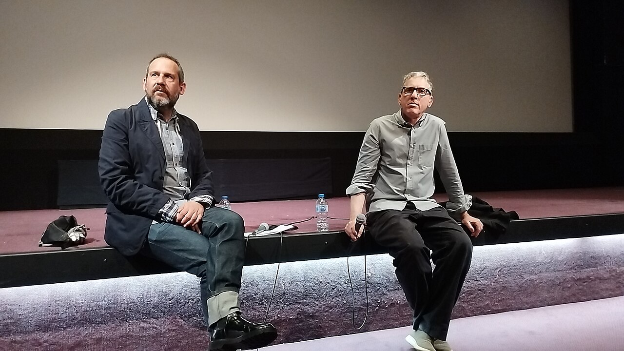 Éric Rochant présentant "Les Patriotes" à la Cinémathèque française en mai 2023.