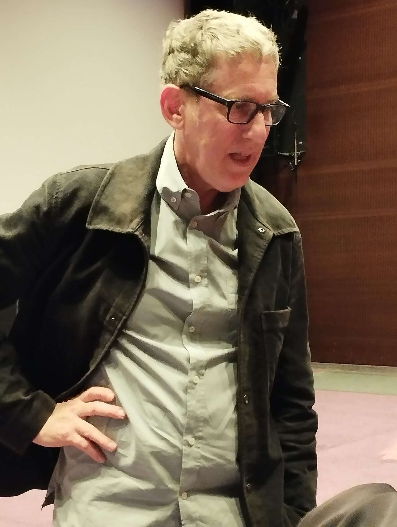 Éric Rochant présentant "Les Patriotes" à la Cinémathèque française en mai 2023.