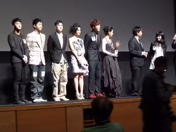 ​(右起) 導演麥曦茵、監製杜汶澤、鍾欣桐、陳偉霆、詩雅、曾國祥、周俊偉、吳浩康 (2010)