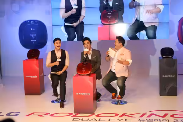 'Mr.로보킹 다이어리' 런칭행사에서 배우 류승룡(가운데)이 로보킹에 대해 이야기 하는 모습. 개그콘서트의 김원효(왼쪽), 김준현(오른쪽)이 사회를 맡아 류승룡에게 질문하고 있다. ※ LG전자 뉴스룸 ( lgnewsroom.co.kr ) 에서 관련 보도자료를 확인실 수 있습니다. (2012)
