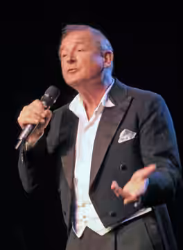 Burghart Klaussner, als Sänger. 2013 bei Zum Klaussner, die musikalische Reisegaststätte der bedenkenlosen Art, in Wiesbaden.