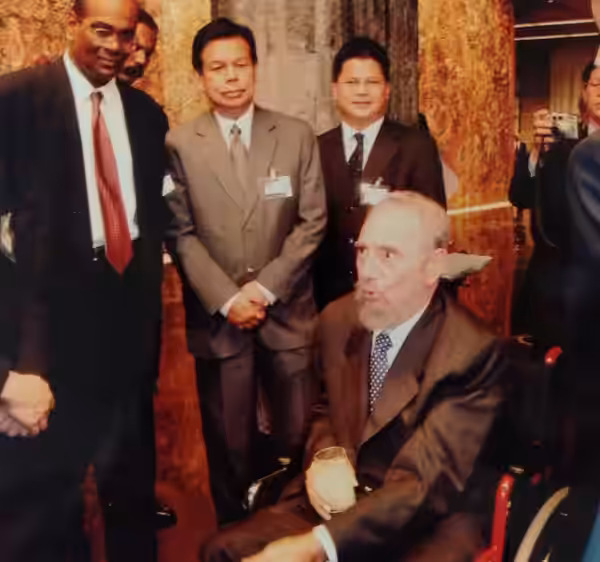 Ahmad Zaharudin Idrus bersama Fidel Castro, tahun 1990-an (2022)