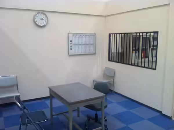 警察の取り調べ部屋である。ミシェル・ゴンドリーの世界一周のアートショーセットで Police Interrogation Room. A set at "Around Michel Gondry's World" art show