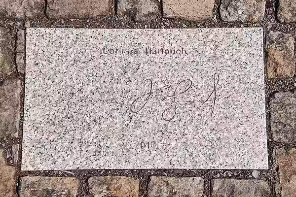 Bodenplatte auf dem „Meininger Walk of Fame“ für Corinna Harfouch anlässlich einer Benefizveranstaltung im Jahr 2017 zwecks Restaurierung historischer Bühnenbil (2020)