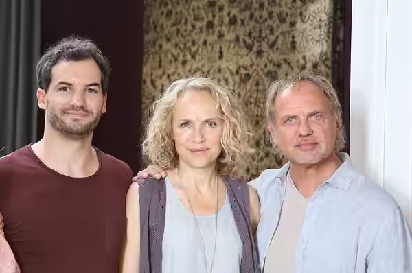 Florian Ross (Regisseur), Juliane Köhler und Uwe Ochsenknecht beim Pressetermin am Set von 'VIELMACHGLAS', Juli 2017.