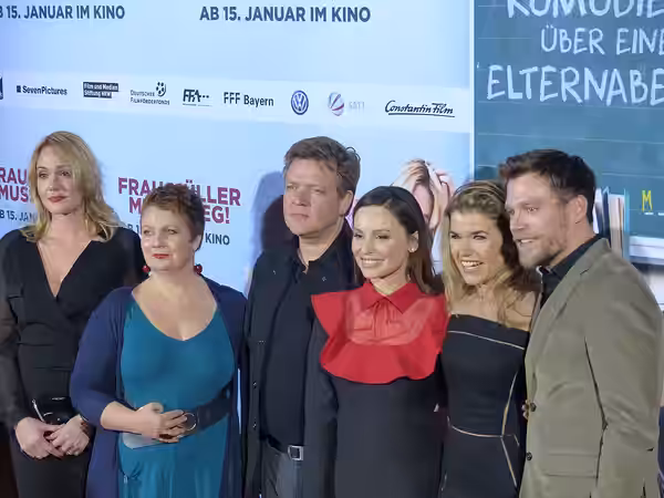 Alwara Höfels, Gabriela Maria Schmeide, Justus von Dohnányi, Mina Tander, Anke Engelke und Ken Duken bei der Kinopremiere von "Frau Müller muss weg", Januar 201 (2015)
