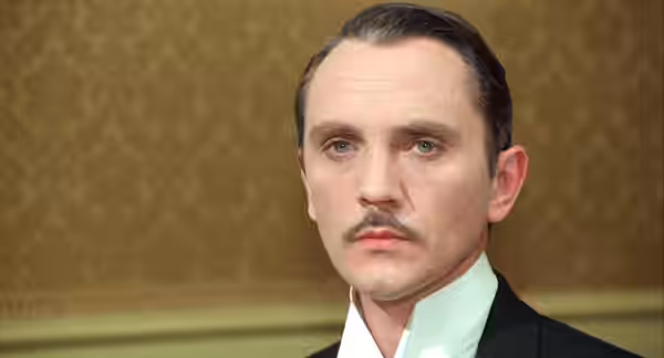Terence Stamp in una scena del film italiano Divina creatura (1975)