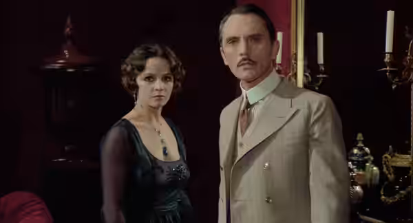 Terence Stamp e Laura Antonelli in una scena del film italiano Divina creatura (1975)