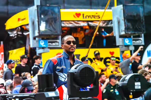 Actor Anthony Mackie prepares to usher the start of the Daytona 500. Service members assigned to the Military District of Washington Joint Armed Forces Color Gu (2025)