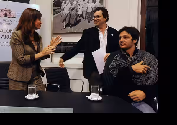 La Presidenta junto al direcctor del Sistema Nacional de Medios, Tristan Bauer, y el actor Rodrigo de la Serna. (2009)