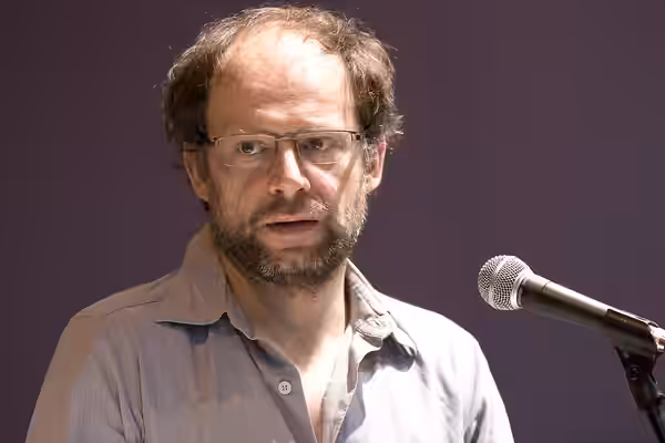 Lecture d'un roman de Dominique Fabre par l'acteur Denis Podalydès au Salon du livre de Paris. (2010)