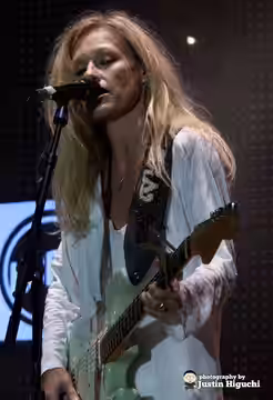 Shelby Lynne performing live at "Country in the City", a free concert produced by KCRW and the Annenberg Space for Photography, at Century Park in Century City  (2014)