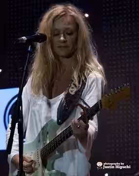 Shelby Lynne performing live at "Country in the City", a free concert produced by KCRW and the Annenberg Space for Photography, at Century Park in Century City  (2014)