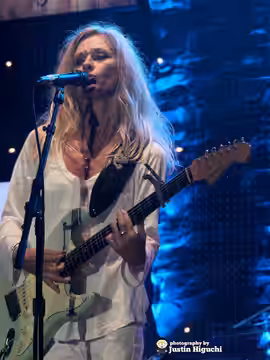 Shelby Lynne performing live at "Country in the City", a free concert produced by KCRW and the Annenberg Space for Photography, at Century Park in Century City  (2014)