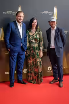 Lars Jessen, Carolin Haasis und Charly Hübner beim Deutschen Fernsehpreis 2021