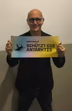 Ludovico Einaudi demands the protection of the Antarctic in may 2018 in Hamburg.