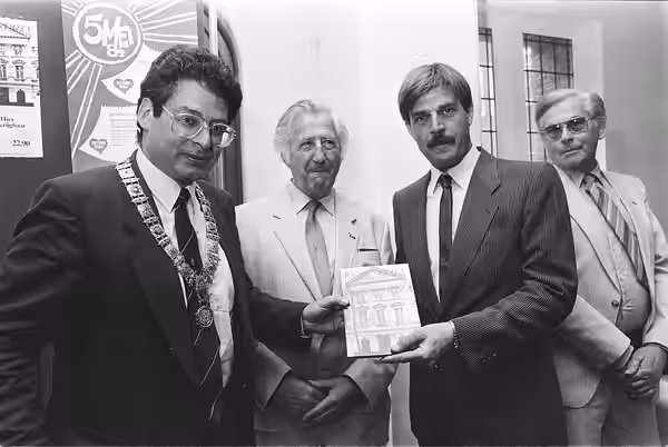 Collectie / Archief : Fotocollectie Anefo Reportage / Serie : [ onbekend ] Beschrijving : Burgemeester Van Thijn overhandigt Jeroen Krabbé het 1e exemplaar van  (1984)