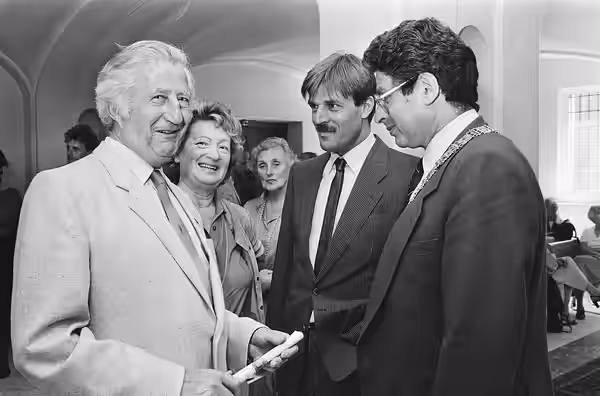 Collectie / Archief : Fotocollectie Anefo Reportage / Serie : [ onbekend ] Beschrijving : Burgemeester Van Thijn overhandigt Jeroen Krabbé het 1e exemplaar van  (1984)