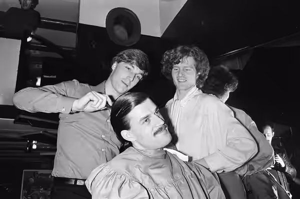 Collectie / Archief : Fotocollectie Anefo Reportage / Serie : [ onbekend ] Beschrijving : Amsterdamse kapper Christiaan knipt haar van Jeroen Krabbé in nieuwe s (1975)