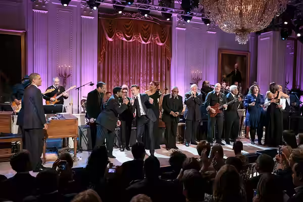 Justin Timberlake y Steve Cropper interpretando «(Sittin' On) The Dock of the Bay» en el concierto In Performance at the White House: Memphis Soul, realizado en