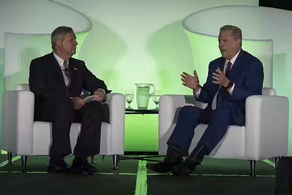 U.S. Agriculture Secretary Tom Vilsack and former U.S. Vice President Al Gore have a kick-off plenary discussion during the AIM for Climate Summit in Washington (2023)