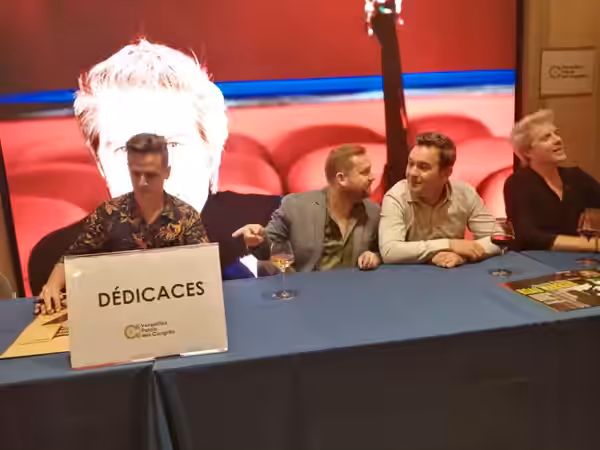 Le Kyle Eastwood Quintet en séance de dédicaces après son concert au Palais des Congrès de Versailles le 21 mai 2022.