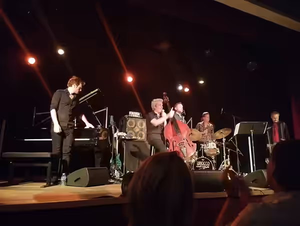 Le Kyle Eastwood Quintet en concert au théâtre de Barbizon, en juin 2023.