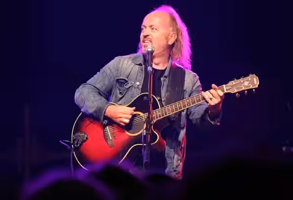 Bill Bailey playing guitar (2007)