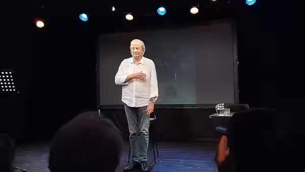 Patrick Chesnais sur la scène du théâtre du Lucernaire pour son seul-en-scène "Lettres d'excuses", le 9 novembre 2024.