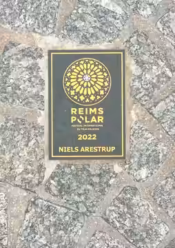plaque posée sur la place drouet d'erlon lors de reims polar de 2023.