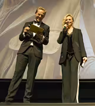 Thure Lindhardt og Sofia Helin foran de fire Saga Norén fra fire lande. Tirsdag aften var der gallapremiere på den fjerde og sidste sæson af den dansk-svenske k