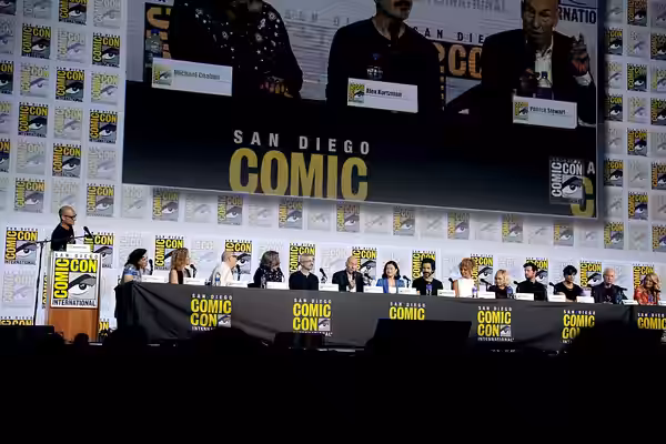 Dominic Patten, Kirsten Beyer, Heather Kadin, Akiva Goldsman, Michael Chabon, Alex Kurtzman, Patrick Stewart, Isa Briones, Santiago Cabrera, Michelle Hurd, Alis (2019)