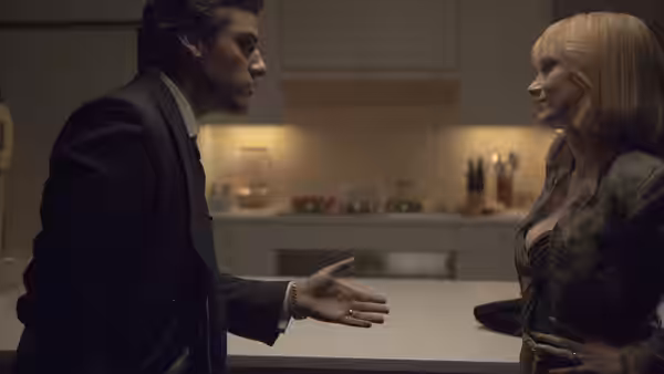 Abel Morales (Oscar Isaac) gestures to Anna Morales (Jessica Chastain) in a kitchen
