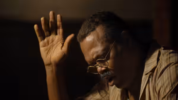 Doaker Charles (Samuel L. Jackson) raises his hand while speaking