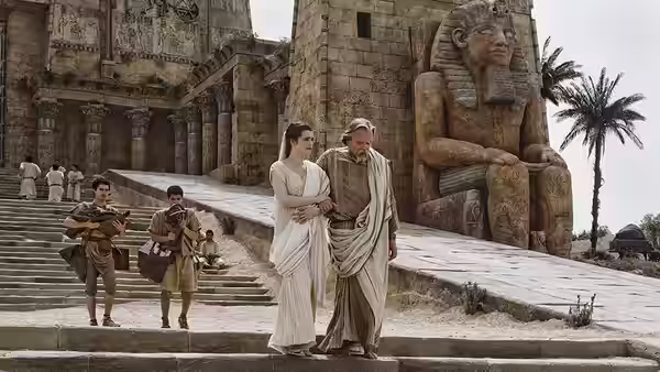 Hypatia (Rachel Weisz) and Theon (Michael Lonsdale) stand on steps by a sphinx
