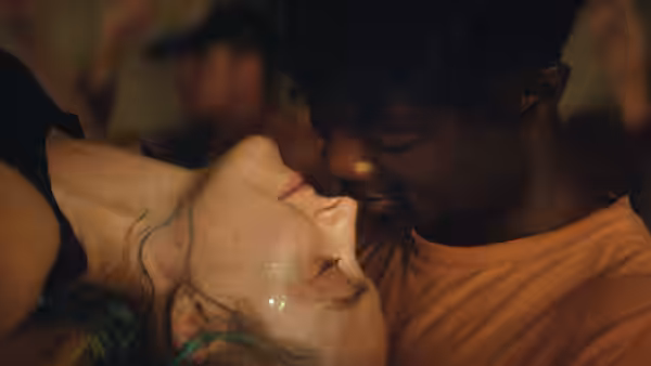 Rona (Saoirse Ronan) and Daynin (Paapa Essiedu) press faces together closely