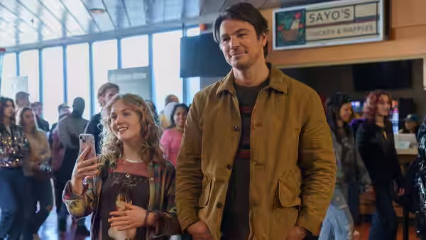 Cooper (Josh Hartnett) standing with Riley (Ariel Donoghue) in a busy food court