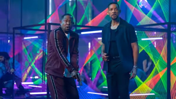 Marcus Burnett (Martin Lawrence) holding a gun with Mike Lowrey (Will Smith) in a nightclub
