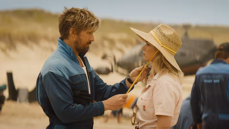 Colt Seavers (Ryan Gosling) adjusts Jody Moreno's (Emily Blunt) hat in the desert