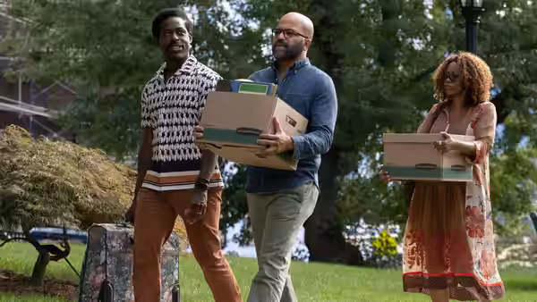 Thelonious 'Monk' Ellison (Jeffrey Wright) carrying boxes with Clifford Ellison (Sterling K. Brown)
