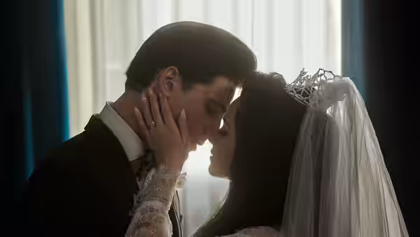 Priscilla (Cailee Spaeny) and Elvis (Jacob Elordi) sharing a close kiss