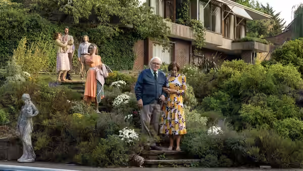 Nicholas Winton (Anthony Hopkins) and Grete Winton (Lena Olin) in a garden