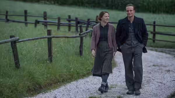 Franz Jägerstätter (August Diehl) and Fani Jägerstätter (Valerie Pachner) walking on a gravel path