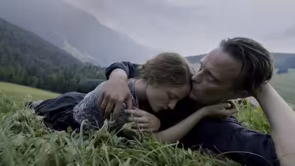 Franz Jägerstätter (August Diehl) and Fani Jägerstätter (Valerie Pachner) embracing in a grassy meadow